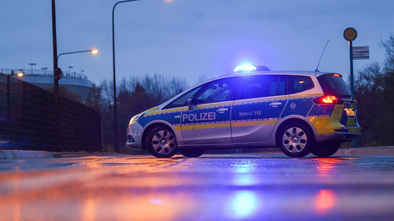 Ein Polizeiauto sperrt eine Straße in der Nähe des Unfallortes. Ein Polizeiauto sperrt eine Straße in der Nähe des Unfallortes.