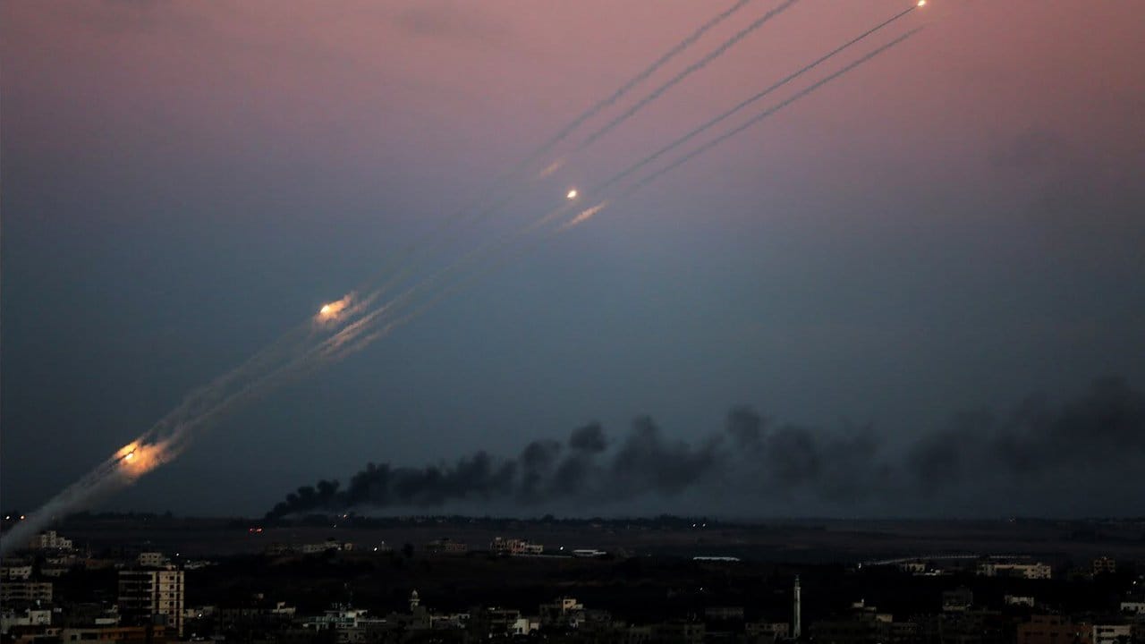Kurz nach einem israelischen Luftangriff werden von Gaza-Stadt aus Raketen Richtung Israel abgefeuert.