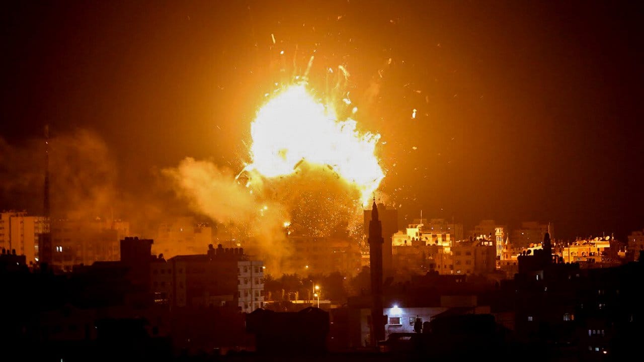 Nach einem israelischen Luftangriff ist eine Explosion an der Station des Hamas-Fernsehsenders Al-Aksa zu sehen.