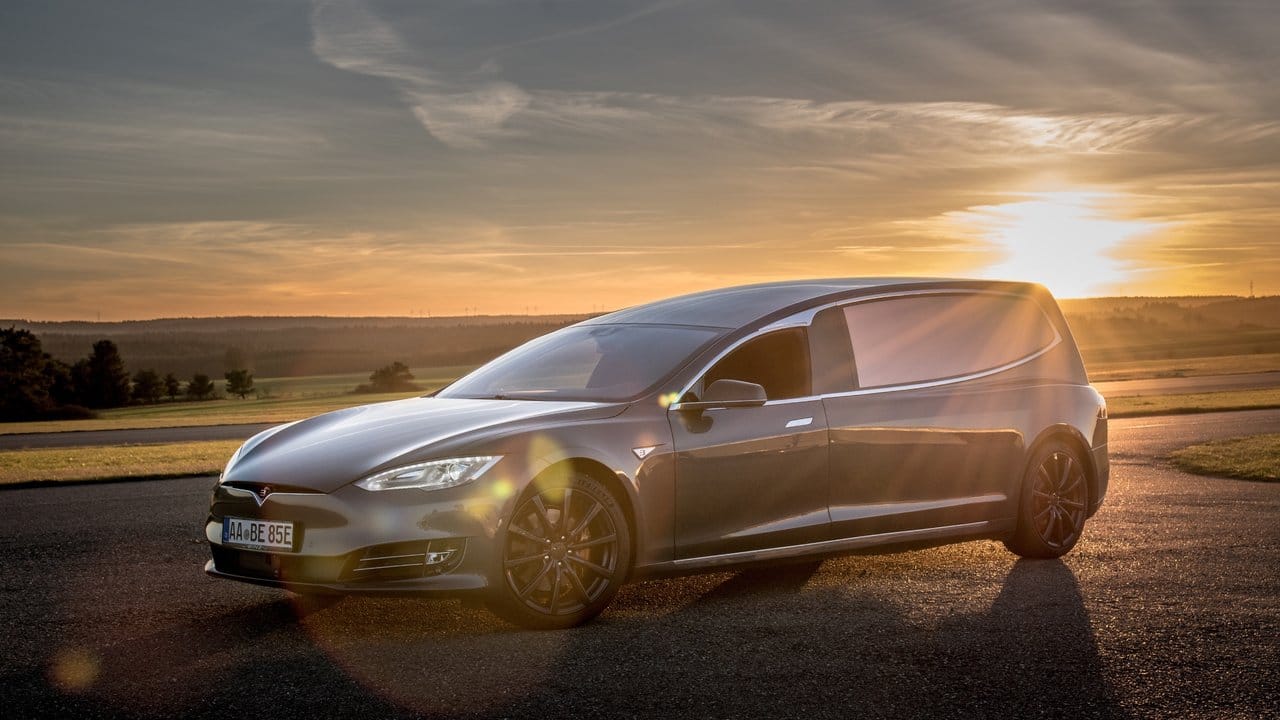 Elektromobilität für eine leise letzte Reise: Der Hersteller von Sonderfahrzeugen Binz baut einen Leichenwagen auf Tesla-Basis.