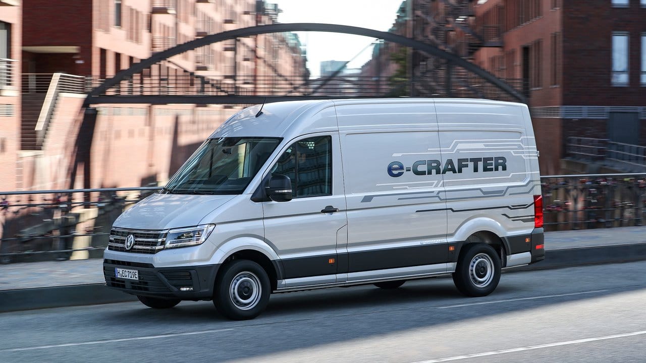 Transporter unter Strom: Der VW e-Crafter bietet wie sein Schwestermodell eTGE von MAN knapp elf Kubikmeter Ladevolumen und kommt laut Hersteller auf eine Reichweite von bis zu 160 Kilometern.