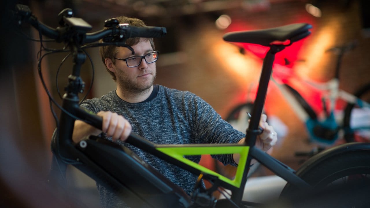 Nicht zu hoch und nicht zu steil: Die Montage des Fahrradsattels spielt eine wesentliche Rolle für den Fahrkomfort. Nicht zu hoch und nicht zu steil: Die Montage des Fahrradsattels spielt eine wesentliche Rolle für den Fahrkomfort.