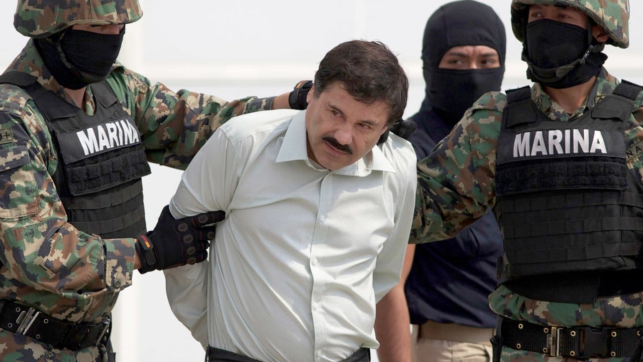 Joaquin "El Chapo" Guzman wird Anfang 2014 in Handschellen von mexikanischen Marinesoldaten zu einem Hubschrauber begleitet.