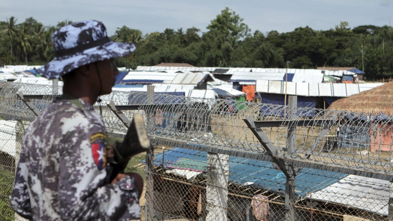 Ein Grenzsoldat aus Myanmar bewacht ein Flüchtlingscamp der Rohingya, das sich in einem Niemandsland ziwschen Bangladesch und Myanmar befindet.