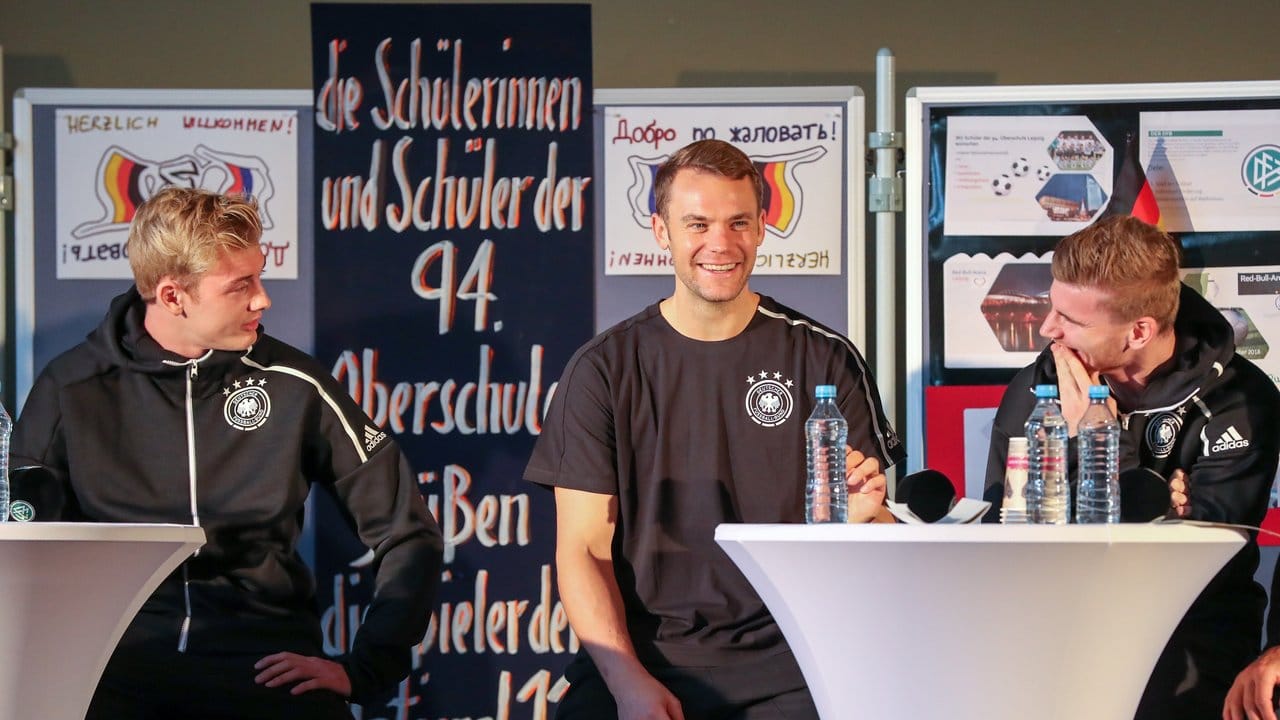 In der Sportoberschule Leipzig diskutieren Julian Brandt (l-r), Manuel Neuer und Timo Werner mit Schülern.