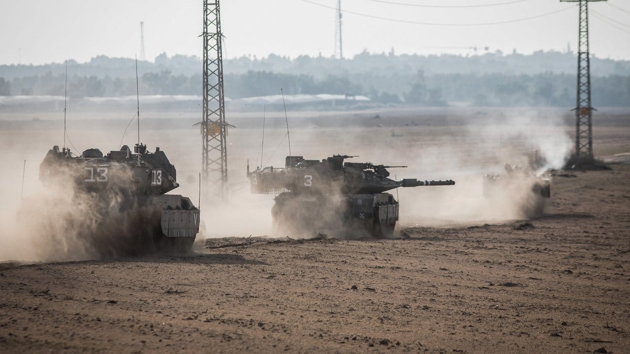 Israelische Merkava-Kampfpanzer fahren entlang der israelischen Grenze zum Gazastreifen.