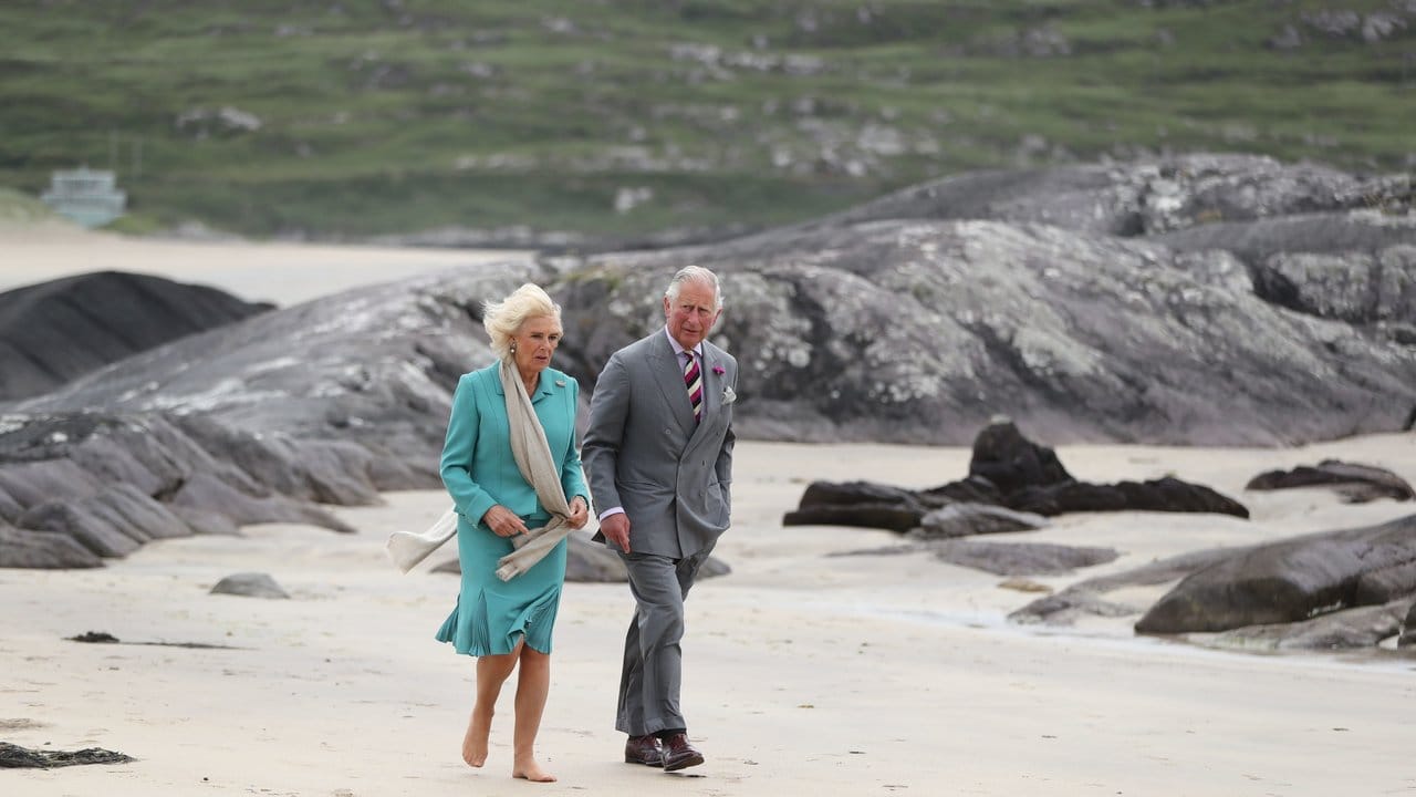 Während einer Irlandreise unternehmen Prinz Charles und Herzogin Camilla einen kleinen Strandausflug. Während einer Irlandreise unternehmen Prinz Charles und Herzogin Camilla einen kleinen Strandausflug.