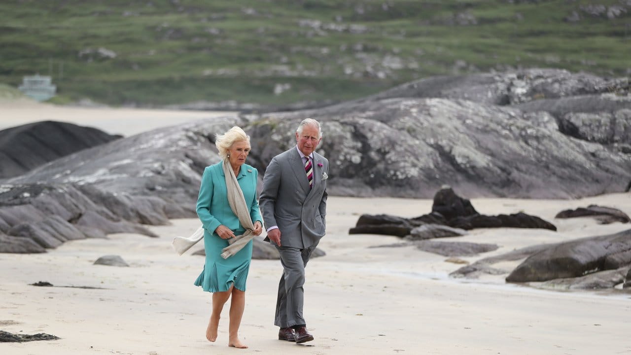 Während einer Irlandreise unternehmen Prinz Charles und Herzogin Camilla einen kleinen Strandausflug.