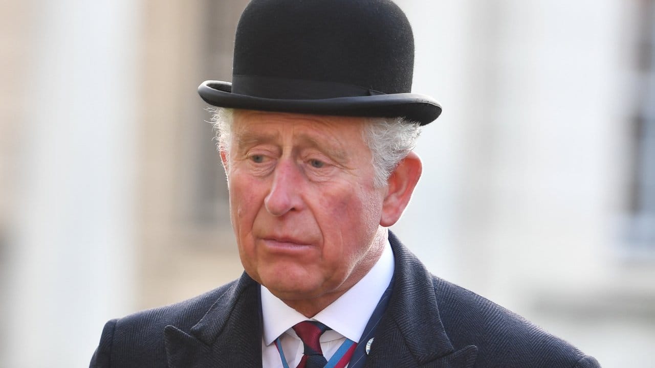 Prinz Charles kommt zu einem Gedenkgottesdienst in der Guards Chapel anlässlich des 100.