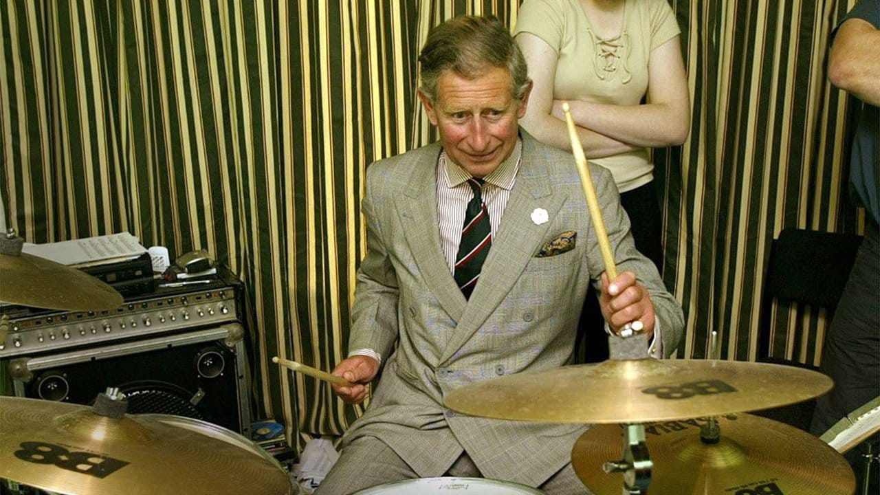 Prinz Charles macht am Schlagzeug eine gute Figur.