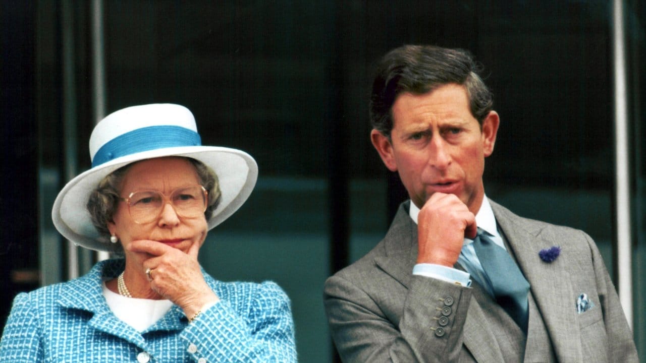 Königin Elizabeth und Prinz Charles 1993 beim Pferderennen in Epsom.