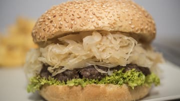 Sauerkraut gibt einem klassischen Burger eine fruchtig-säuerliche Note.