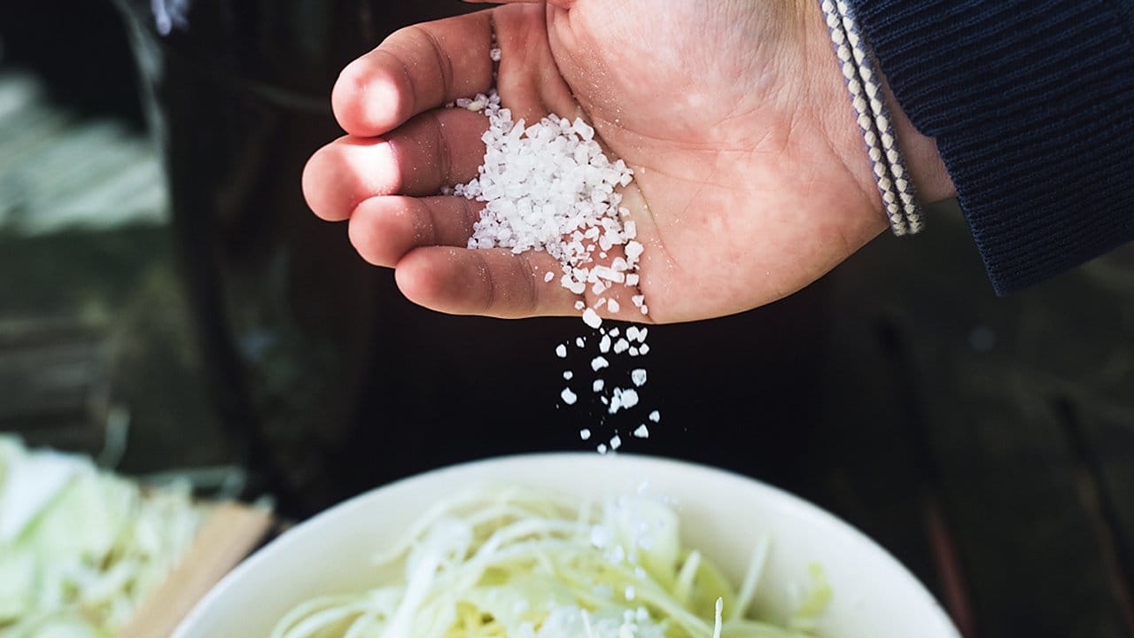 Um Sauerkraut herzustellen, benötigt man 20 Gramm Salz pro Kilo Weißkohl.