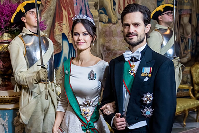 Stilvoll in Silber: Für den besonderen Abend mit ihrem Ehemann Carl Philip wählte Prinzessin Sofia eine schillernde Robe.