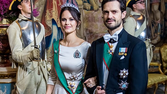 Stilvoll in Silber: Für den besonderen Abend mit ihrem Ehemann Carl Philip wählte Prinzessin Sofia eine schillernde Robe.