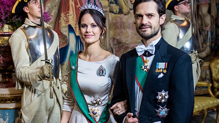 Stilvoll in Silber: Für den besonderen Abend mit ihrem Ehemann Carl Philip wählte Prinzessin Sofia eine schillernde Robe.