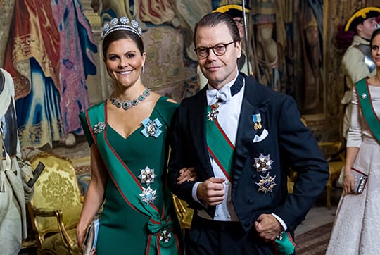 Glamourös in Grün: Kronprinzessin Victoria trägt die Farbe der Hoffnung. An ihrer Seite: Ehemann Prinz Daniel.
