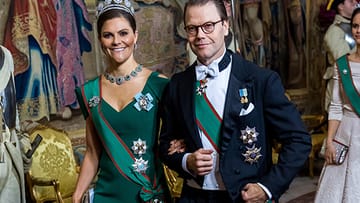 Glamourös in Grün: Kronprinzessin Victoria trägt die Farbe der Hoffnung. An ihrer Seite: Ehemann Prinz Daniel.