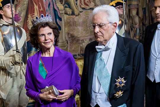 Die Königin trägt: Silvia von Schweden begleitete Italiens Präsidenten Sergio Mattarella.