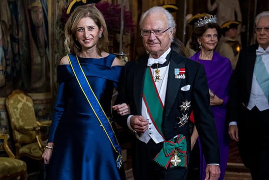 König Carl Gustaf: Das Oberhaupt der schwedischen Königsfamilie begleite Laura Mattarella, die Tochter des Präsidenten, zu Tisch.