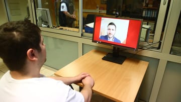 Der Strafgefangene Kevin W. spricht mit dem Justizbeamten Johannes Büschleb über Skype.