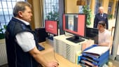 Der Justizbeamte Volker Socke (l) überwacht ein Videogespräch des Strafgefangenen Kevin W. (r) über Skype in der Justizvollzugsanstalt.
