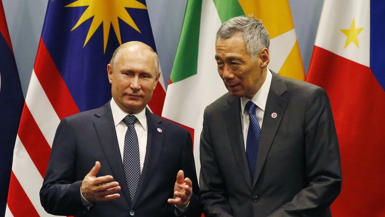 Singapurs Ministerpräsident Lee Hsien Loong (r), Gastgeber des Asean-Gipfels, und Russlands Präsident Wladimir Putin.