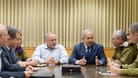 Ministerpräsident Benjamin Netanjahu seinem Verteidigungsminister Avigdor Lieberman bei einem Treffen mit Militär im israelischen Verteidigungsministerium.