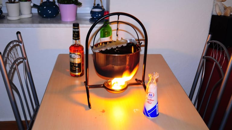 Traditionell wird für die Feuerzangenbowle ein großer Kupferkessel, eine Feuerzange, Rotwein, Rum, Orangensaft, Gewürze und ein Zuckerhut benötigt.