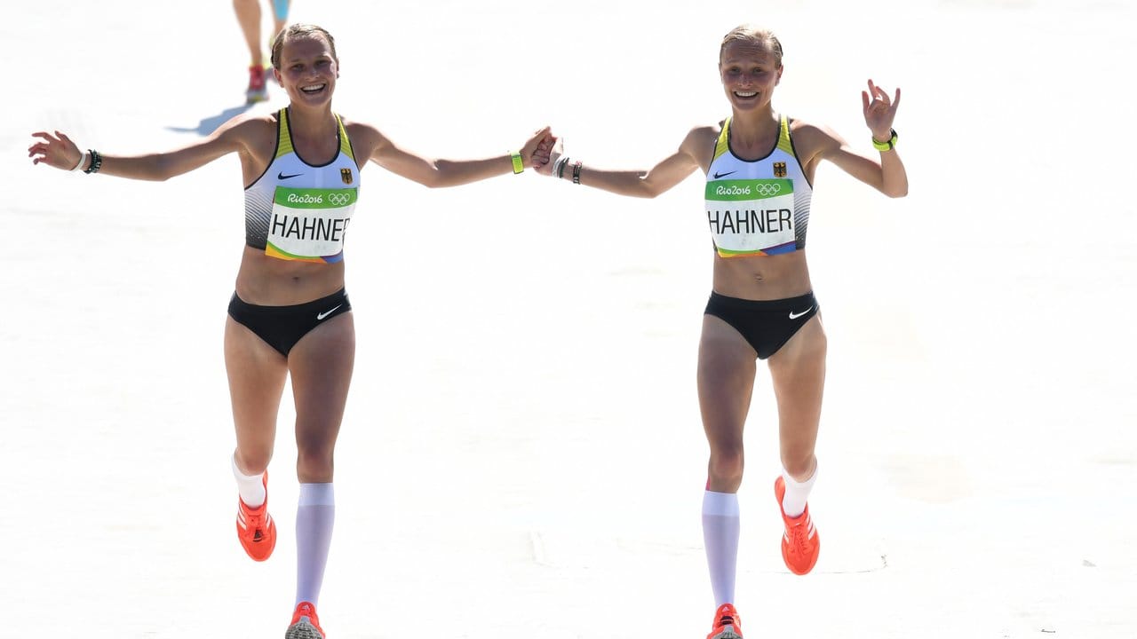 Sorge für heftige Diskussionen: Der Zieleinlauf der Zwillinge Lisa (l) und Anna Hahner bei den Olympischen Spielen in Rio.