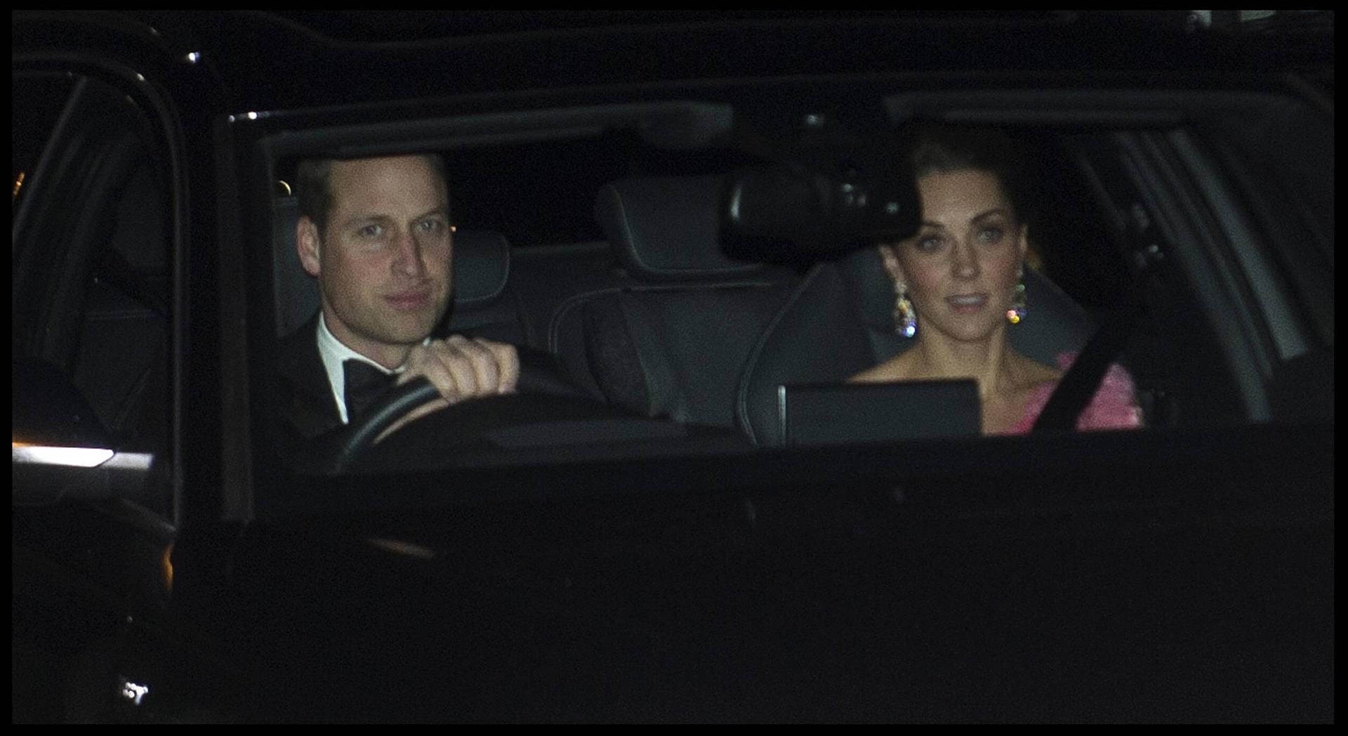 Schick gemacht: Prinz William sitzt auf Steuer, Herzogin Kate ist in einem rosafarbenen Kleid auf dem Beifahrersitz zu sehen.