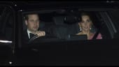 Schick gemacht: Prinz William sitzt auf Steuer, Herzogin Kate ist in einem rosafarbenen Kleid auf dem Beifahrersitz zu sehen.