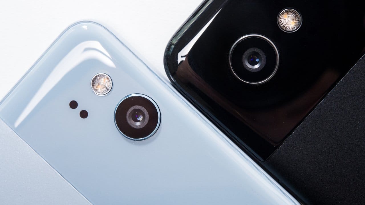 Auch das Google Pixel 2 (links) und das Google Pixel 2 XL bekommen den "Nachtsicht"-Modus nachgereicht - schließlich besitzen sie das gleiche Kameramodul wie die neuen Pixel-3-Smartphones.