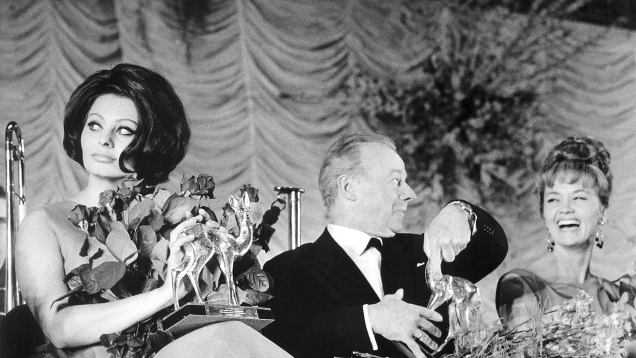 Sophia Loren, Heinz Rühmann und Liselotte Pulver 1964 bei der Bambi-Verleihung.