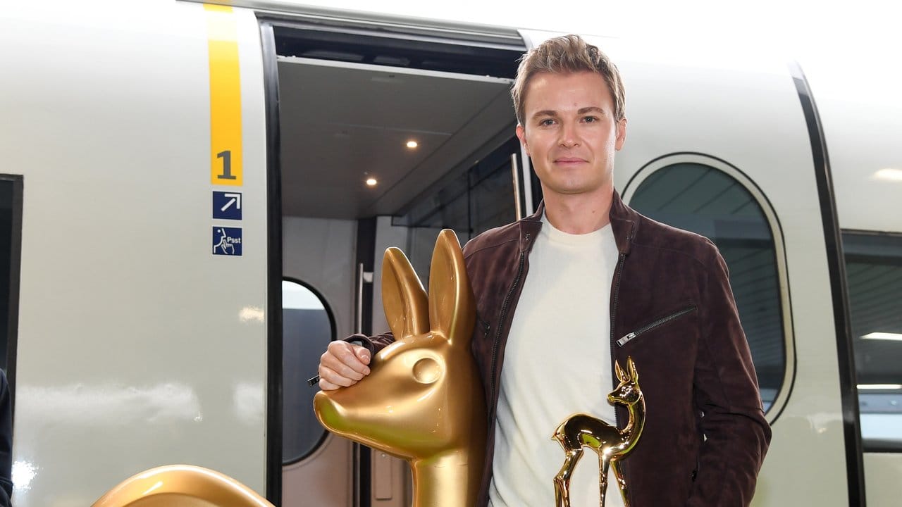 In sicheren Händen: Der ehemalige Formel-1-Weltmeister Nico Rosberg bringt die Bambis mit der Bahn von München nach Berlin.