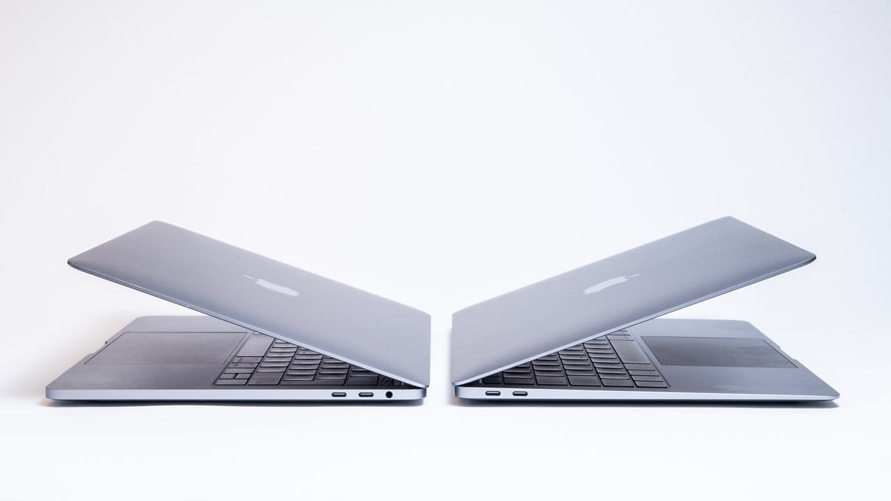Die 13-Zoll-Version des MacBook Pro (links) und das ebenfalls mit einem 13-Zoll-Display ausgestattete MacBook Air (rechts).