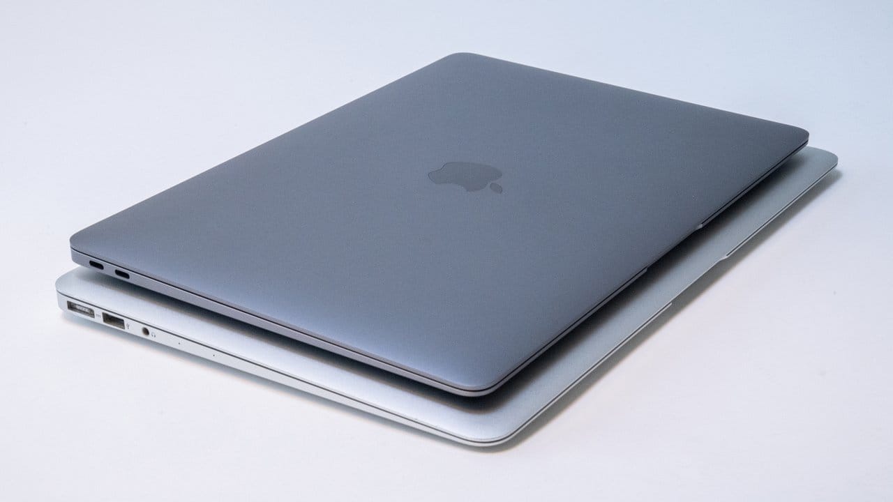 Das neue MacBook Air liegt auf der 15-Zoll-Version des MacBook Pro.