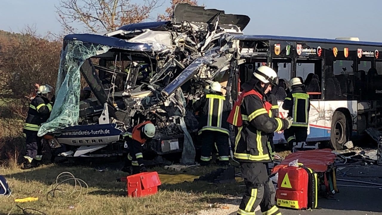 Bei dem Zusammenstoß von zwei Schulbussen im Landkreis Fürth sind mehrere Kinder schwer verletzt worden.