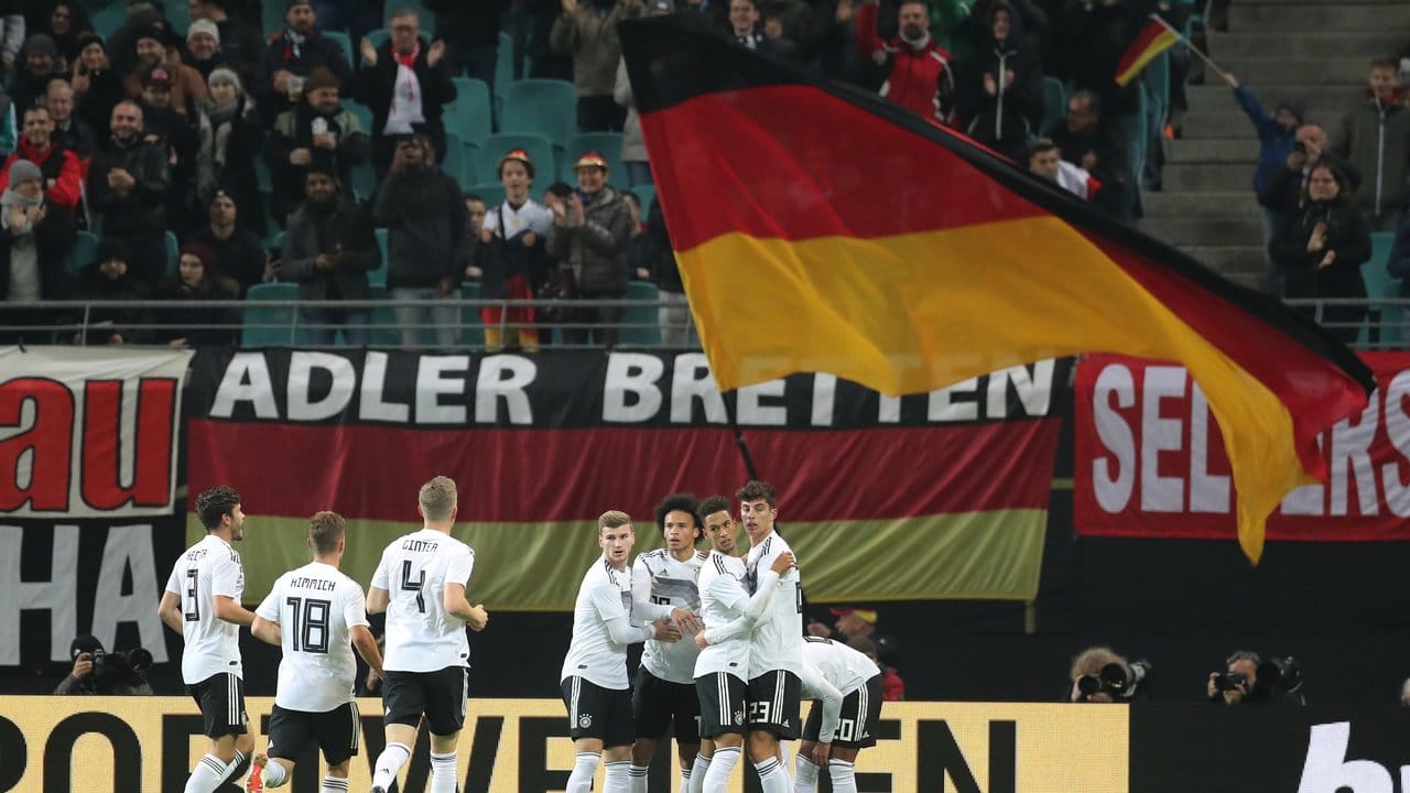 Die deutsche Nationalmannschaft hat das Testspiel gegen Russland in Leipzig mit 3:0 gewonnen.