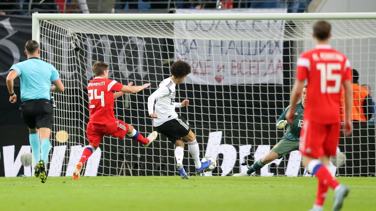 Leroy Sane (M) erzielt für Deutschland das 1:0 gegen Russland.