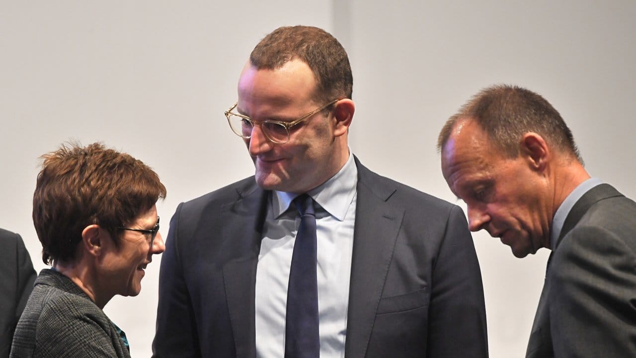 Erste Regionalkonferenz mit den Kandidaten für den CDU-Vorsitz: Gesundheitsminister Spahn zwischen Generalsekretärin Kramp-Karrenbauer und Ex-Unionsfraktionschef Merz.