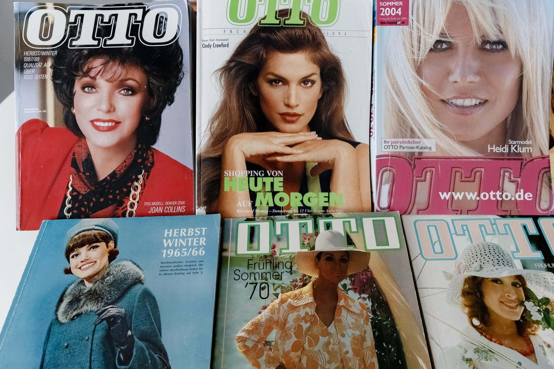 Joan Collins als Covergirl: Otto-Kataloge aus den letzten Jahrzehnten in der Firmenzentrale der Otto-Group.