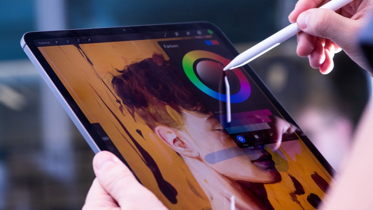 Das neue iPad Pro zeigt Farben im erweiterten Farbraum DCI-P3 an und deckt damit den Bereich der natürlich vorkommenden Oberflächenfarben zu über 85 Prozent ab.