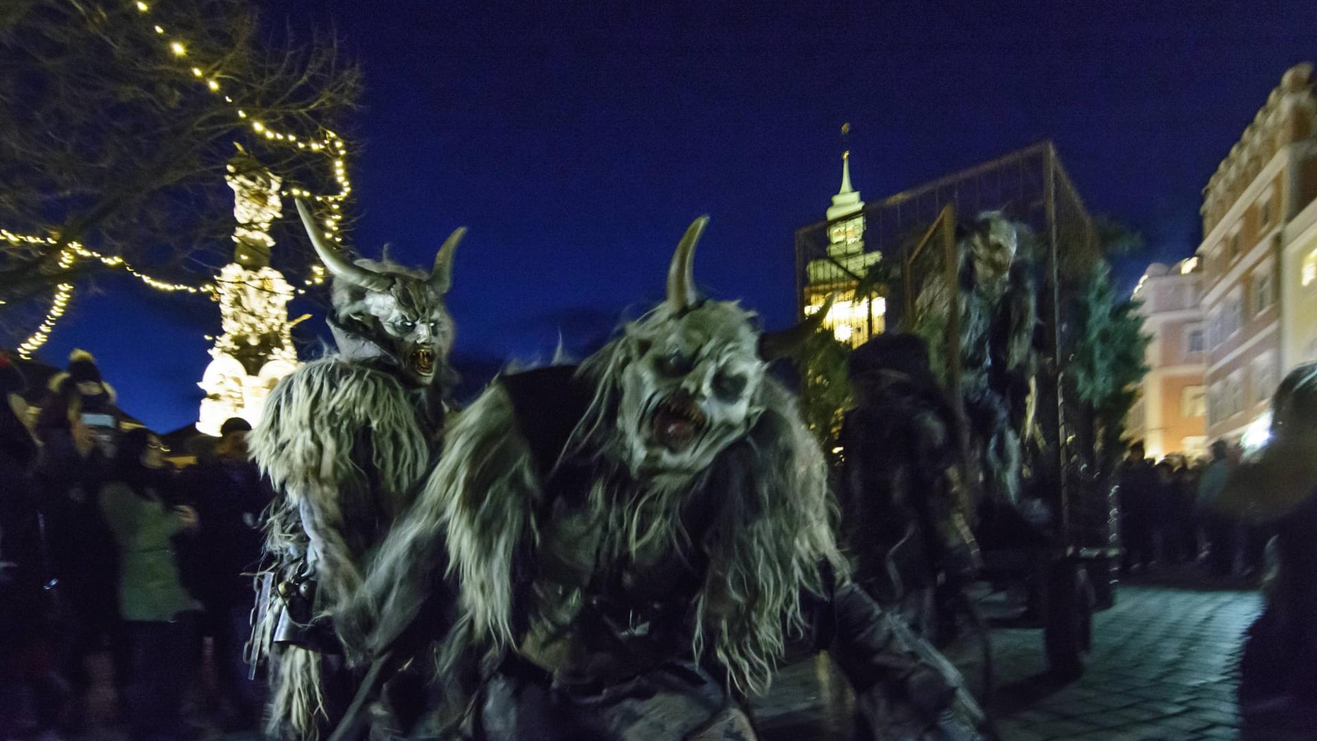 Bei einem Perchtenlauf können hunderte Krampusse unterwegs sein. Ihre Mission: Tüchtig erschrecken.