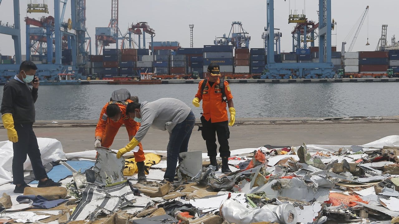 In Jakarta untersuchen Ermittler Wrackteile der abgestürzten Boeing 737.