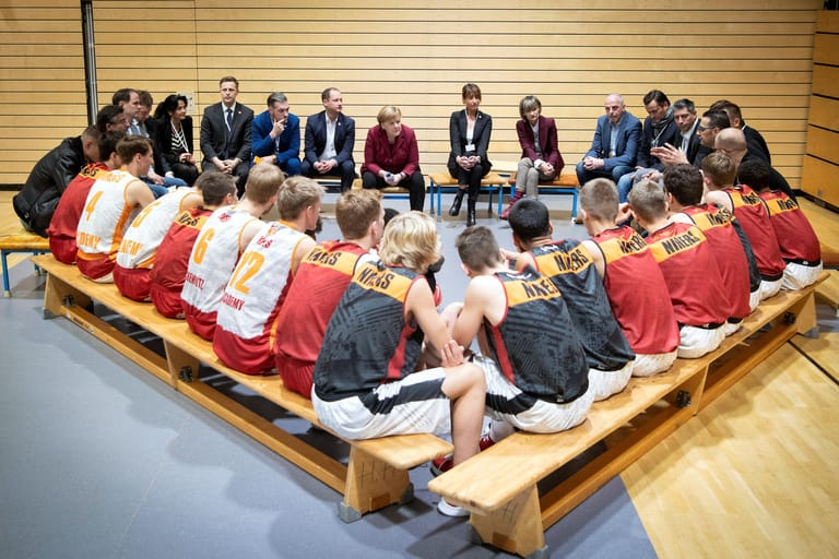 Gespräch auf Augenhöhe: Merkel mit jungen Basketballern der Niners aus Chemnitz.