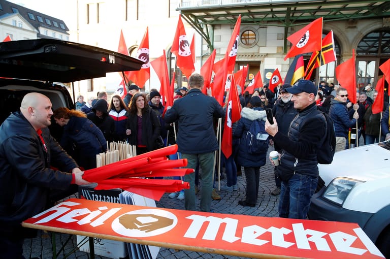 Protest mit Nazi-Symbolik: Mit drastischen Parolen machen rechtsextreme Demonstranten in Chemnitz gegen den Besuch der Kanzlerin mobil.