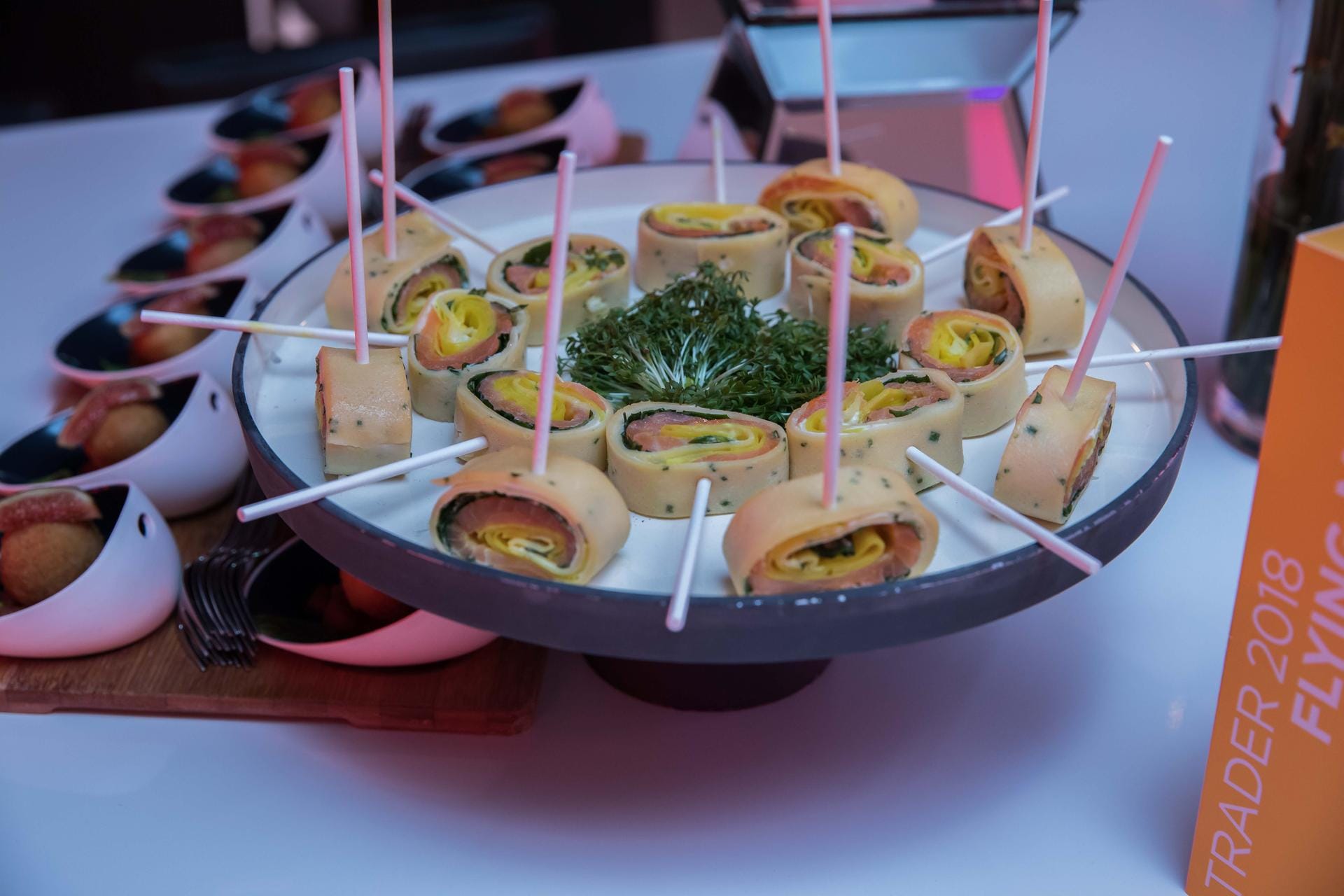 Flying Buffet: Kleine Köstlichkeiten auf Spießchen für den kleinen Hunger der Gäste während der Preisverleihung.