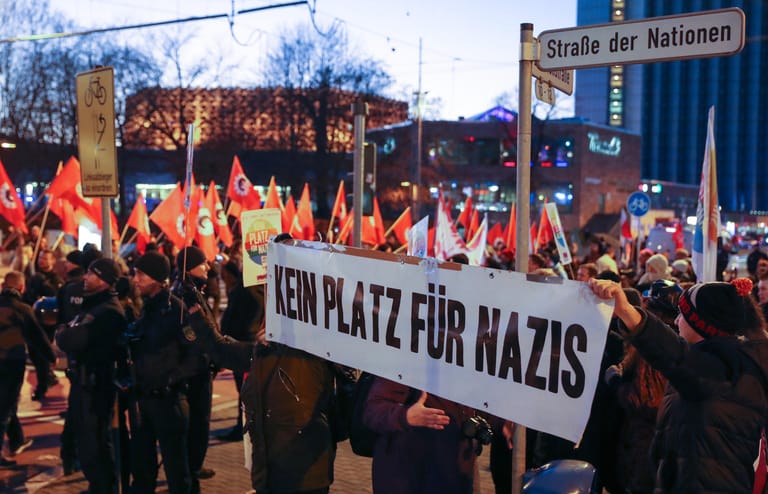 Chemnitz am Abend: Gegendemonstranten (r.) protestieren gegen die Aufmärsche mehrerer rechtsextremer Gruppen. Die Polizei zählte auf Seiten der Rechtsextremisten insgesamt etwa 500 Teilnehmer.