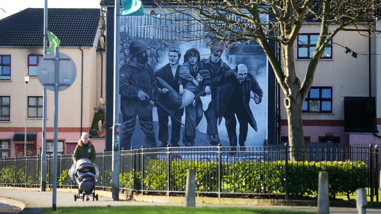 Ein Bild an der Wand eines Hauses in Londonderry erinnert an den Bürgerkrieg in Nordirland.
